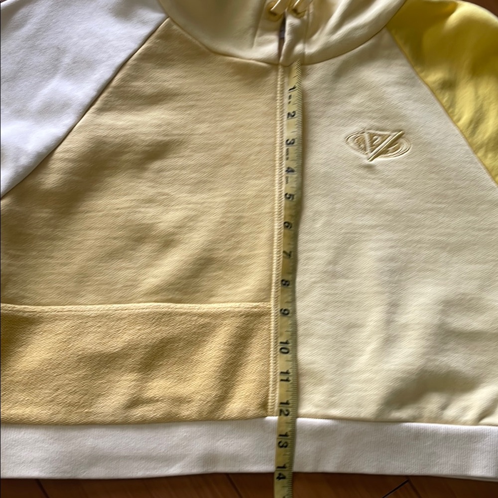 GUESS Butter Yellow cropped pullover with hood and matching shorts cotton set - Picture 7 of 14